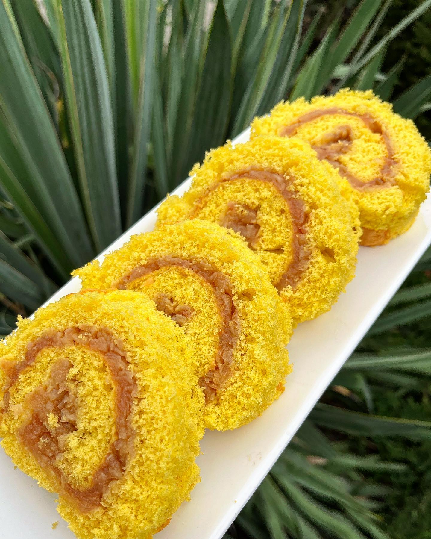 Просто викладаю яблука на деко і заливаю тістом! За 30 хв отримую смачний та пухкий рулет до чаю!