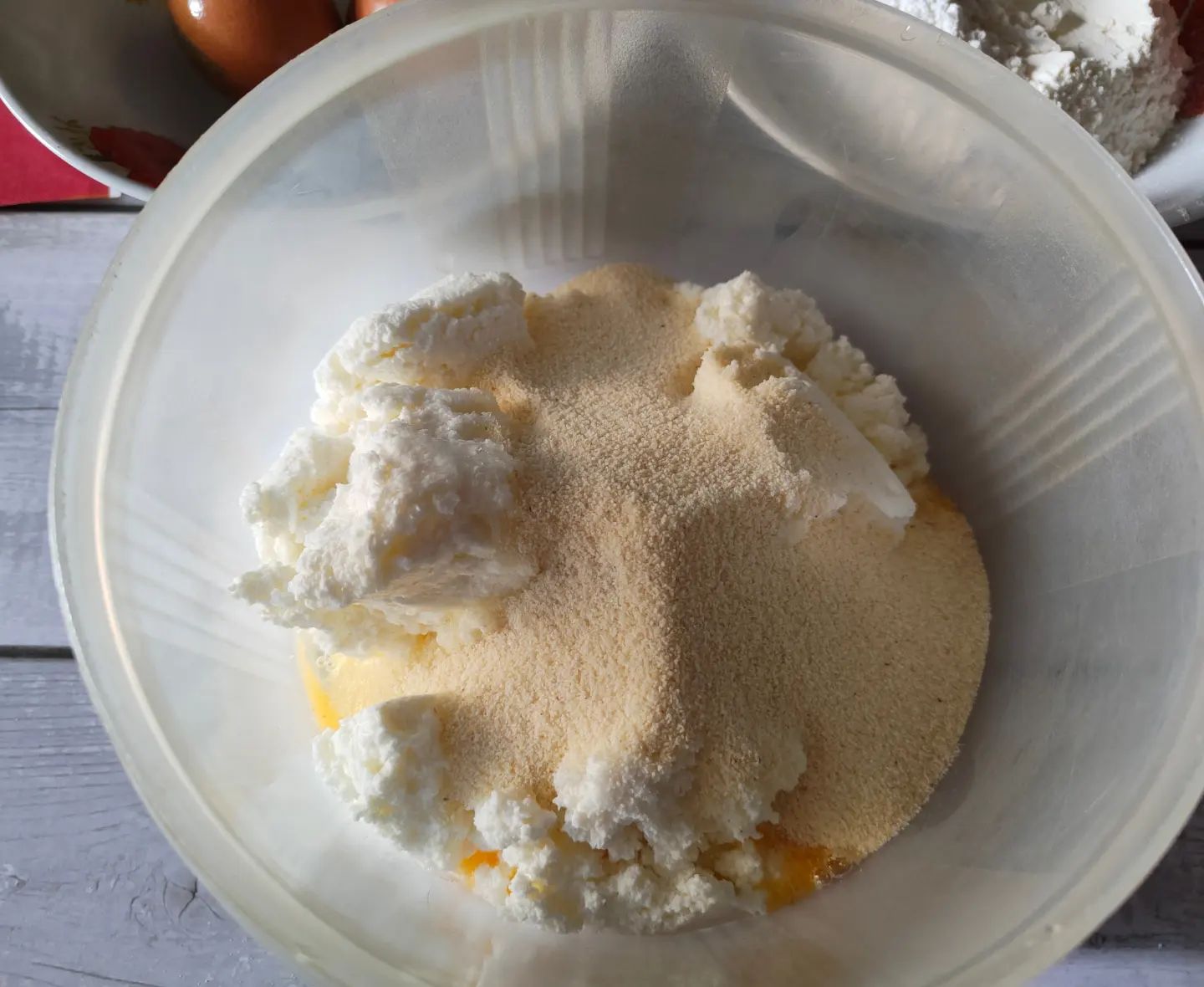 Кекси-тістечка з сирною шапочкою та ягодами - ну це дуже смачно! Ідеально на сніданок чи перекус!