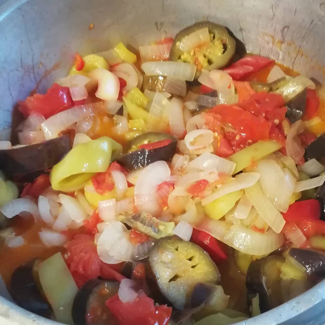 Овочевий салат "Десятка" - смачне зимове доповнення до будь-якого гарніру. Готувати його дуже легко і швидко, а їсти взимку - одне задоволення!