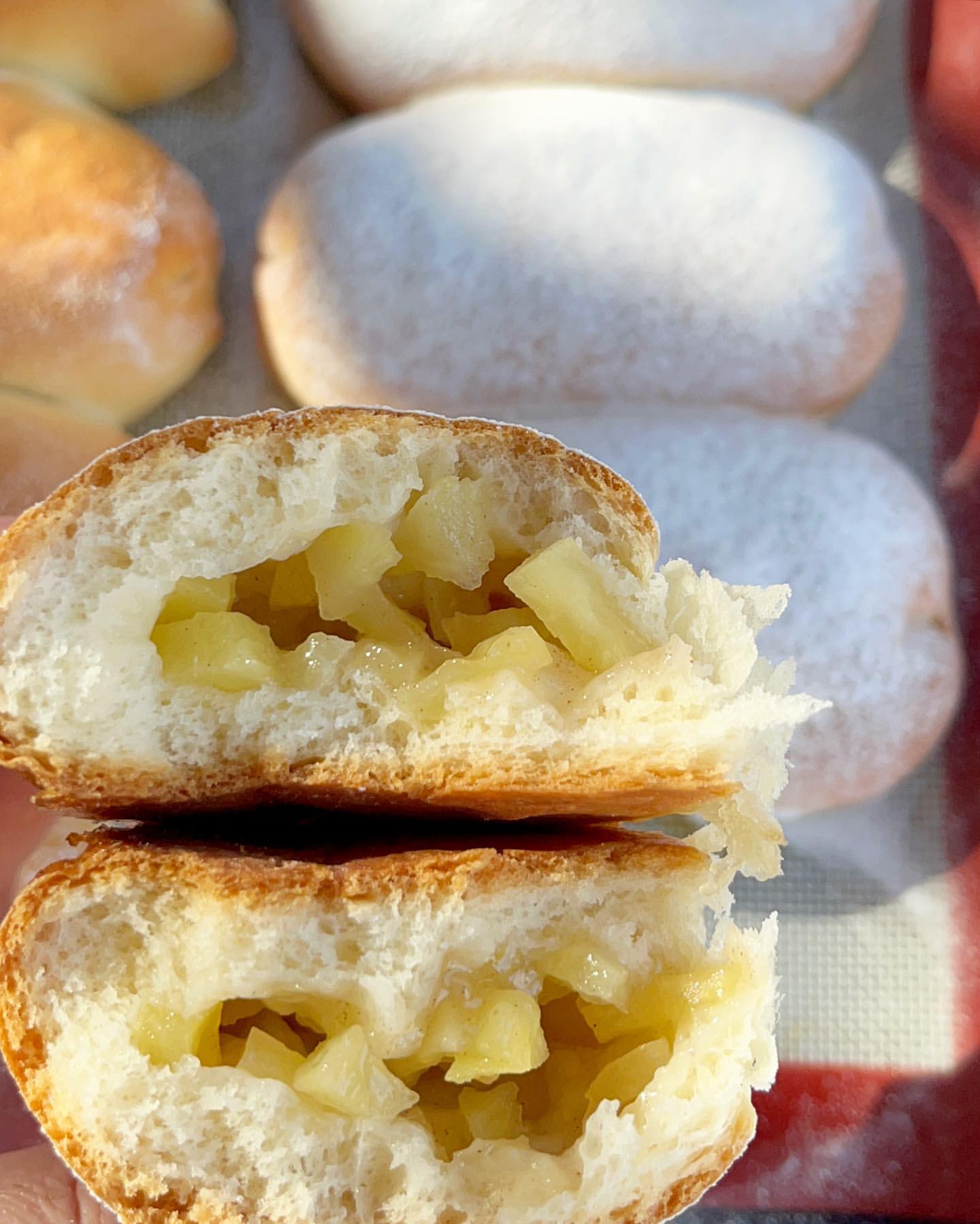 Рецепт найсмачніших, ванільних, пушистих пиріжків з яблуками. Тісто таке ніжне, слухняне, і миттю піднімається!