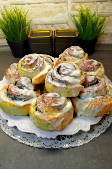 Найсмачніші булочки, які я колись робила! Ніжна здоба, смачна макова начинка та ароматна сирна глазур