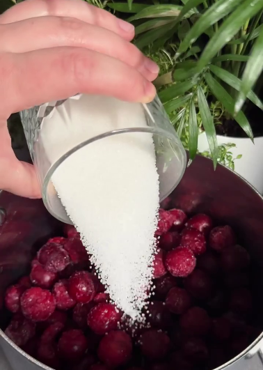 Просто, швидко і завжди смачно! Тертий пиріг з вишнею - найпростіший десерт який я впевнена кожному знайомий з самого дитинства!