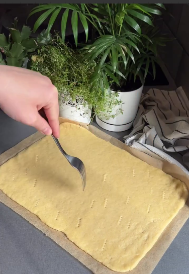 Просто, швидко і завжди смачно! Тертий пиріг з вишнею - найпростіший десерт який я впевнена кожному знайомий з самого дитинства!