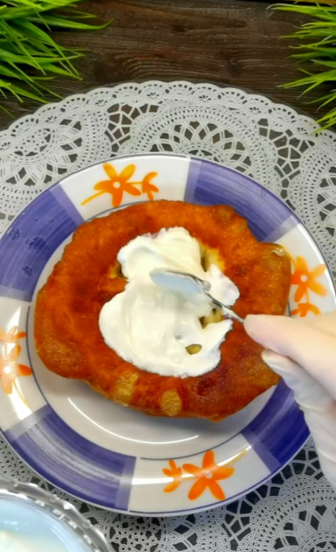 Не передати словами, як це смачно! Смажені коржики з начинкою лангош - приготувавши раз, готуватимете їх постійно!