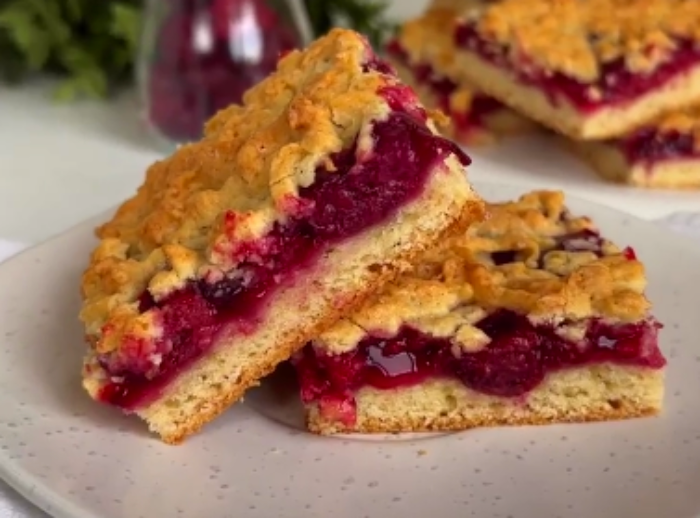 Просто, швидко і завжди смачно! Тертий пиріг з вишнею - найпростіший десерт який я впевнена кожному знайомий з самого дитинства!