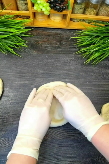 Не передати словами, як це смачно! Смажені коржики з начинкою лангош - приготувавши раз, готуватимете їх постійно!