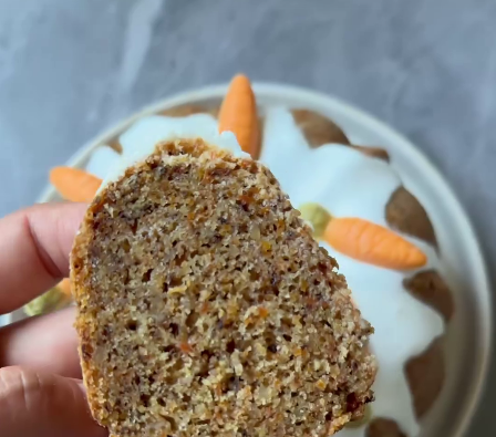 Для мене це справжня осіння випічка! Морквяний кекс з цукровою глазур'ю - це дуже смачно, а аромат на увесь будинок!