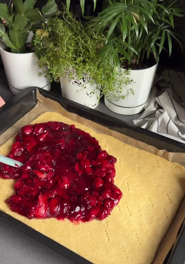 Просто, швидко і завжди смачно! Тертий пиріг з вишнею - найпростіший десерт який я впевнена кожному знайомий з самого дитинства!