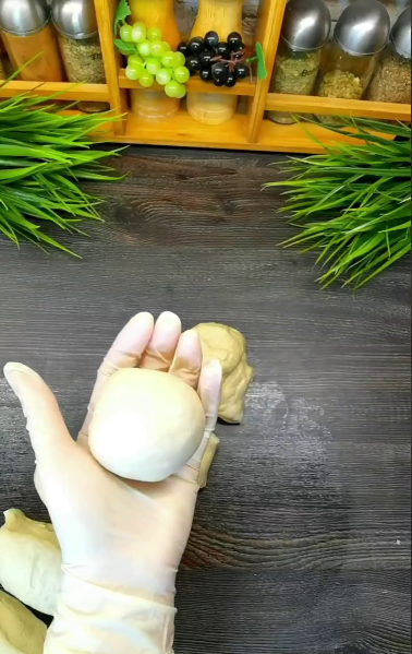 Не передати словами, як це смачно! Смажені коржики з начинкою лангош - приготувавши раз, готуватимете їх постійно!