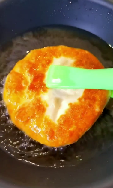 Не передати словами, як це смачно! Смажені коржики з начинкою лангош - приготувавши раз, готуватимете їх постійно!