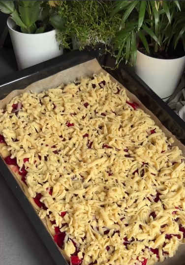 Просто, швидко і завжди смачно! Тертий пиріг з вишнею - найпростіший десерт який я впевнена кожному знайомий з самого дитинства!