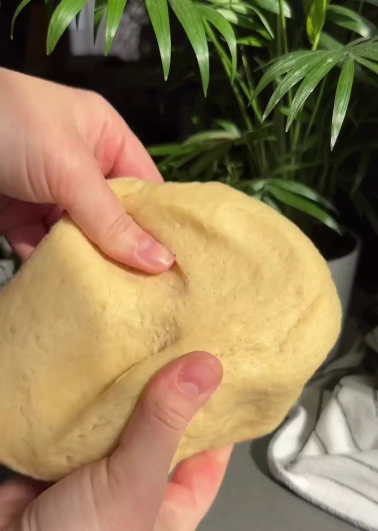 Просто, швидко і завжди смачно! Тертий пиріг з вишнею - найпростіший десерт який я впевнена кожному знайомий з самого дитинства!