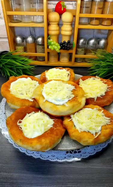 Не передати словами, як це смачно! Смажені коржики з начинкою лангош - приготувавши раз, готуватимете їх постійно!