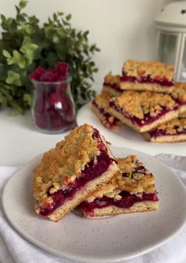 Просто, швидко і завжди смачно! Тертий пиріг з вишнею - найпростіший десерт який я впевнена кожному знайомий з самого дитинства!