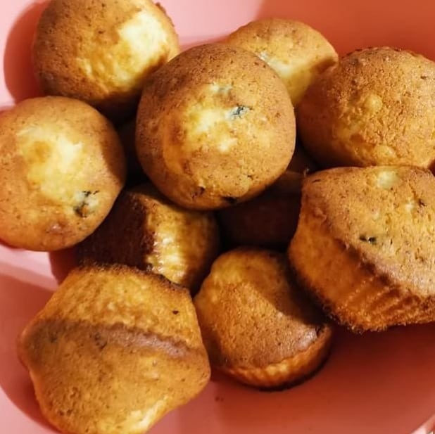 Сирні кексики з родзинками - дуже ніжна і смачна випічка на сніданок! Простий рецепт і з доступних продуктів!