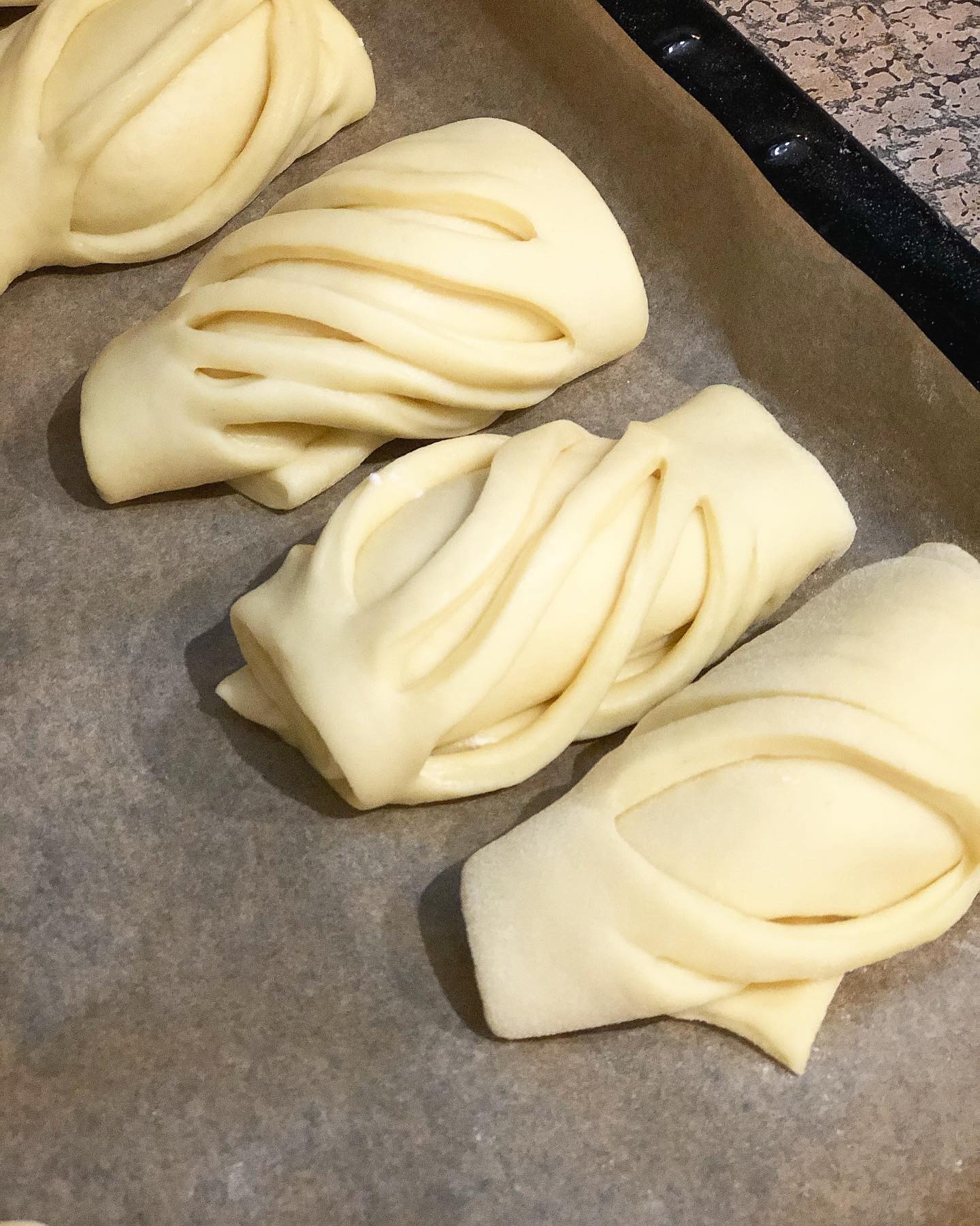 Пухові булочки із сирною начинкою - вони такі ніжні і смачні, що словами не передати! А готуються просто і швидко!