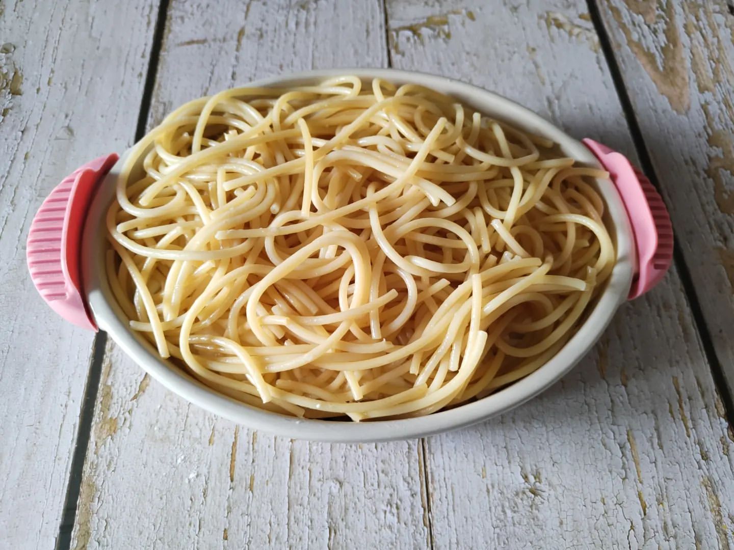 Пастиціо - це грецька лазанья з макаронами. Так смачно, що я готова їсти цю страву вранці, в обід і на вечір