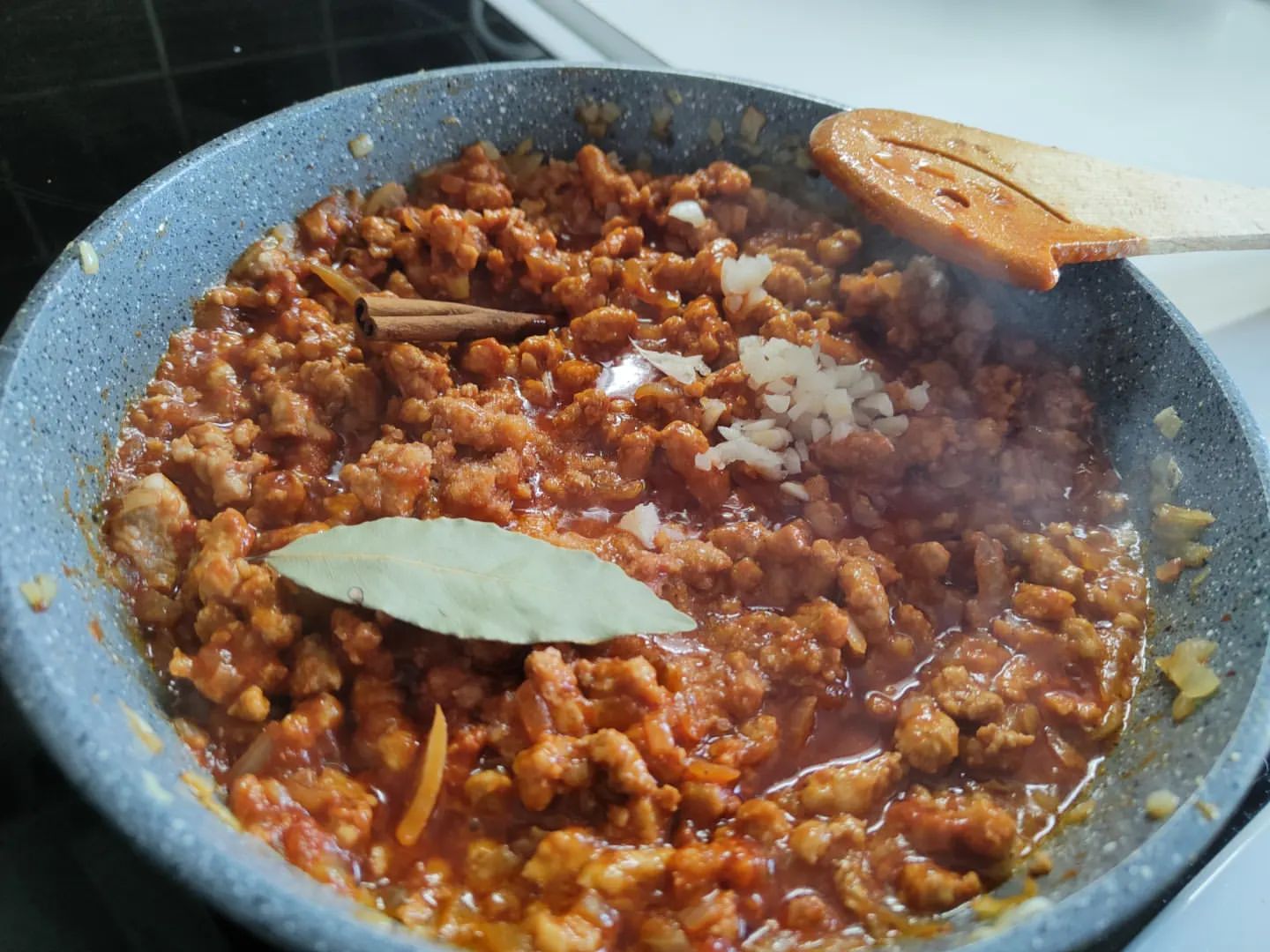 Пастиціо - це грецька лазанья з макаронами. Так смачно, що я готова їсти цю страву вранці, в обід і на вечір