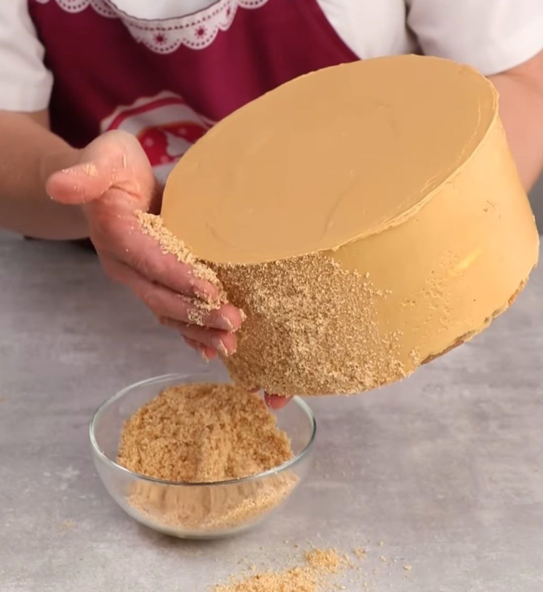 Пісочний торт з кремом із вареного згущеного молока, абрикосовим джемом і хрустким безе - це така смакота, що словами не передати!