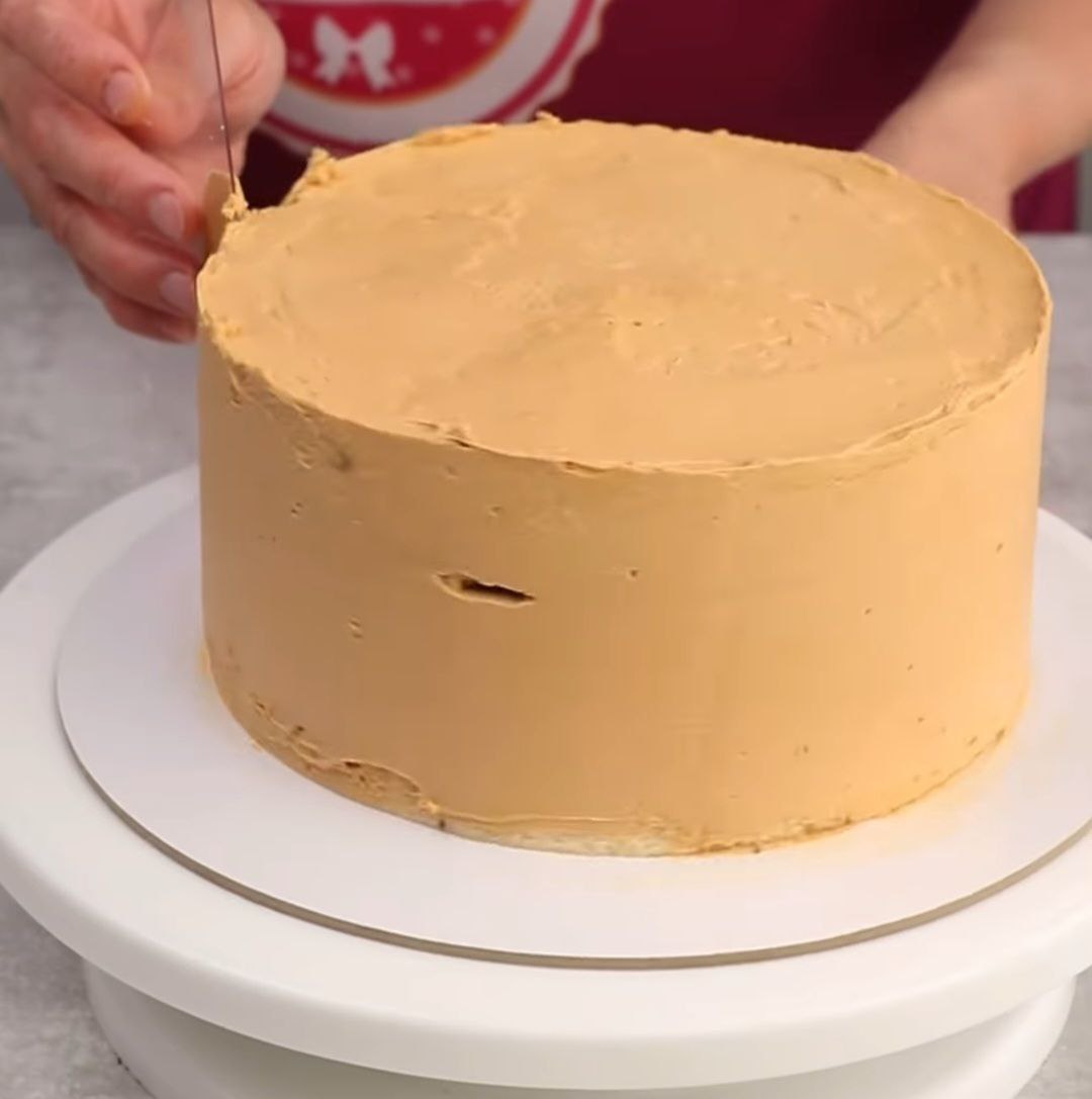 Пісочний торт з кремом із вареного згущеного молока, абрикосовим джемом і хрустким безе - це така смакота, що словами не передати!