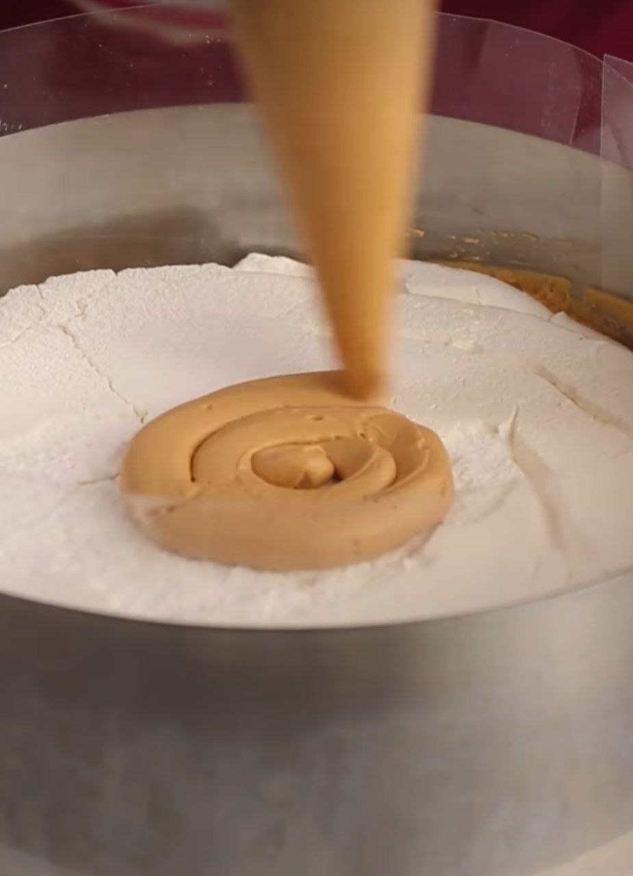 Пісочний торт з кремом із вареного згущеного молока, абрикосовим джемом і хрустким безе - це така смакота, що словами не передати!