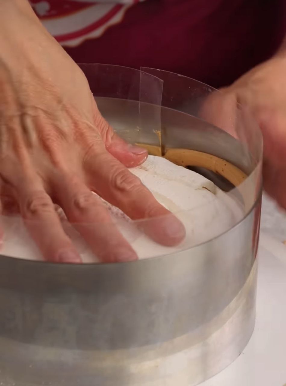 Пісочний торт з кремом із вареного згущеного молока, абрикосовим джемом і хрустким безе - це така смакота, що словами не передати!