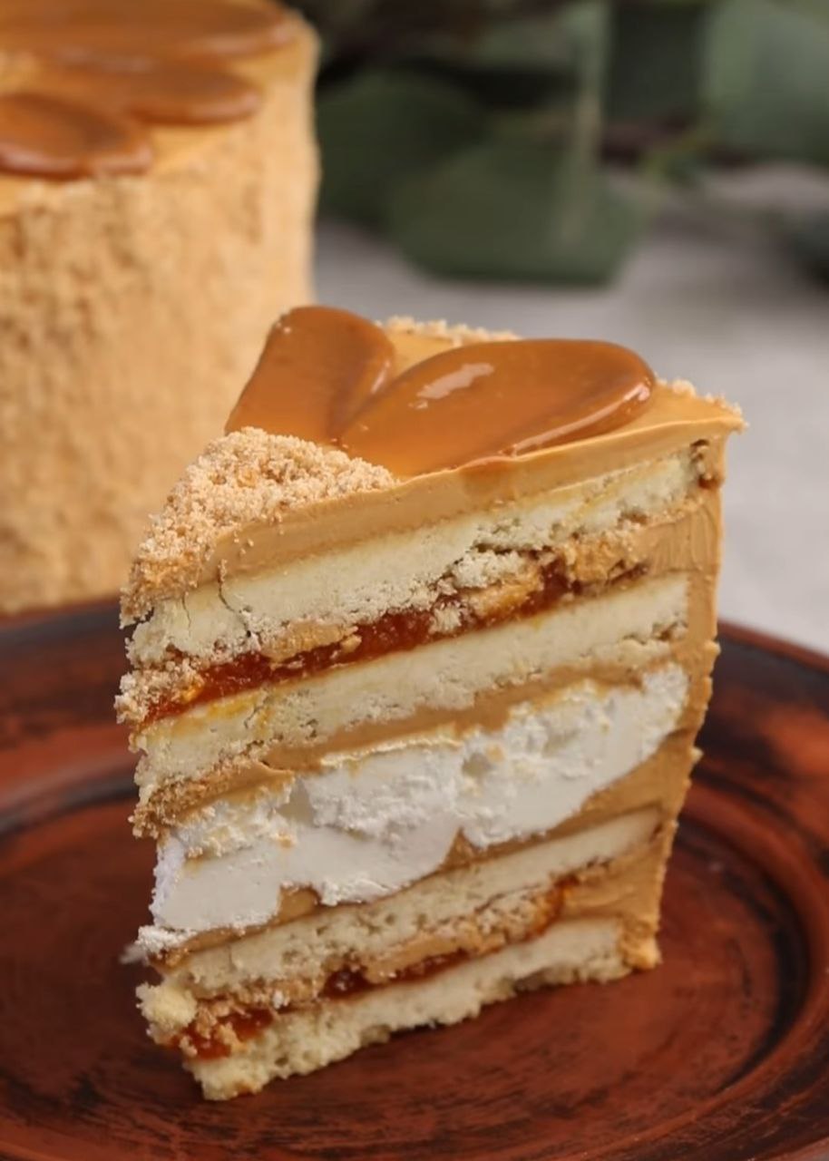 Пісочний торт з кремом із вареного згущеного молока, абрикосовим джемом і хрустким безе - це така смакота, що словами не передати!