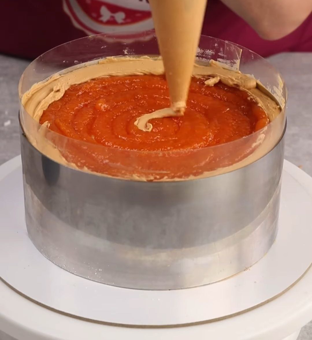 Пісочний торт з кремом із вареного згущеного молока, абрикосовим джемом і хрустким безе - це така смакота, що словами не передати!