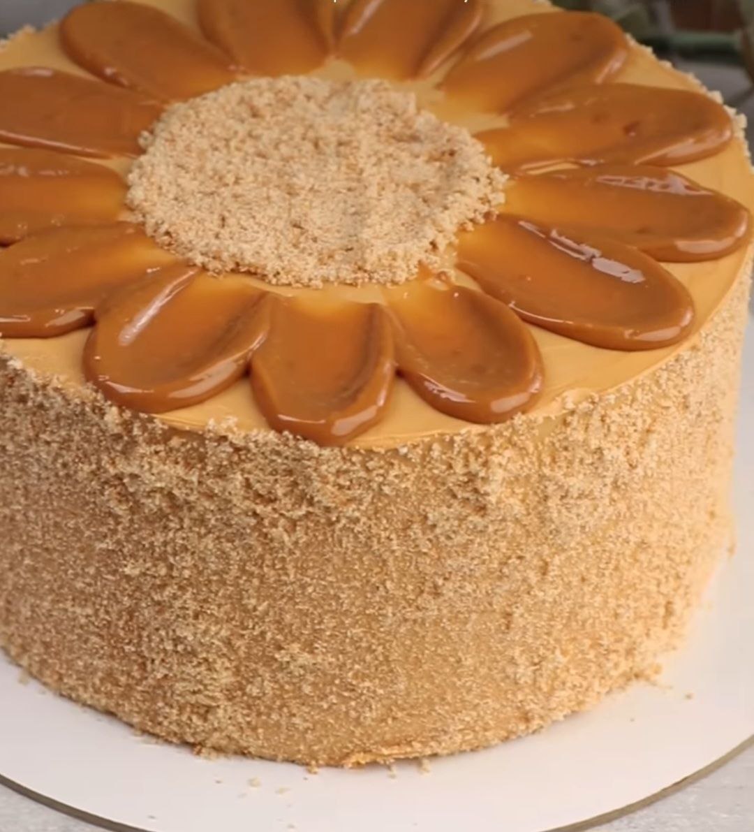 Пісочний торт з кремом із вареного згущеного молока, абрикосовим джемом і хрустким безе - це така смакота, що словами не передати!