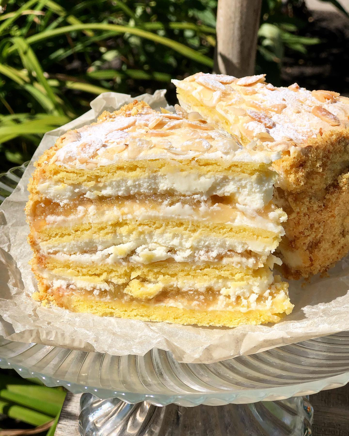 Насолоджуємося неземним смаком пляцка "Яблука під снігом" - готується дуже легко, а результат шикарний! В сезон яблук печу його часто!