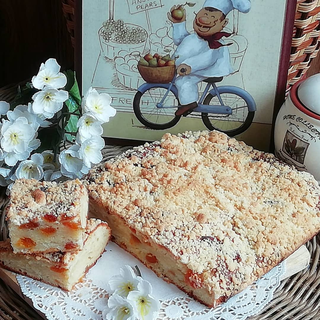 Повітряний, легкий, як пушинка, ніжний, здобний дріжджовий пиріг на йогурті і з курагою