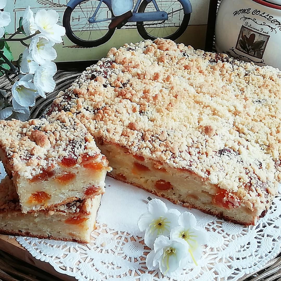 Повітряний, легкий, як пушинка, ніжний, здобний дріжджовий пиріг на йогурті і з курагою