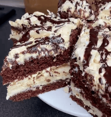 Смак дитинства! Ви маєте його приготувати! Це дуже смачний шоколадний пляцок з безе і ніжним кремом