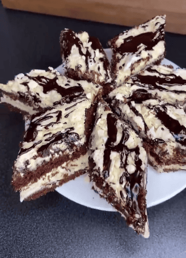 Смак дитинства! Ви маєте його приготувати! Це дуже смачний шоколадний пляцок з безе і ніжним кремом