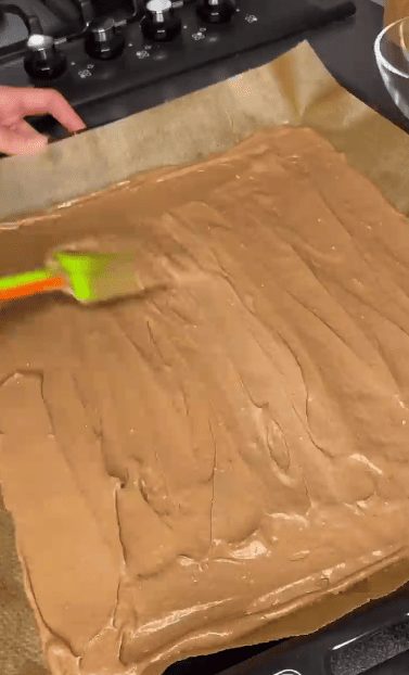 Смак дитинства! Ви маєте його приготувати! Це дуже смачний шоколадний пляцок з безе і ніжним кремом