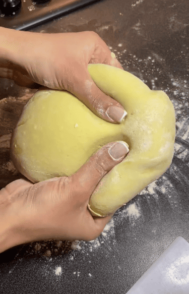 Цей пляцок покорив мене з першого шматочка! Пляцок "Маренго" з медовими коржами, хрустким безе і смачним карамельним кремом!