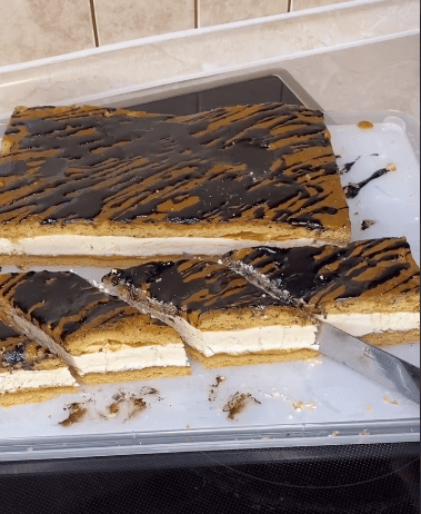 Цей пляцок покорив мене з першого шматочка! Пляцок "Маренго" з медовими коржами, хрустким безе і смачним карамельним кремом!