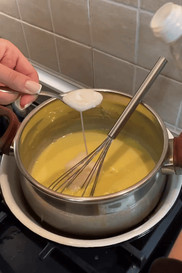 Цей пляцок покорив мене з першого шматочка! Пляцок "Маренго" з медовими коржами, хрустким безе і смачним карамельним кремом!