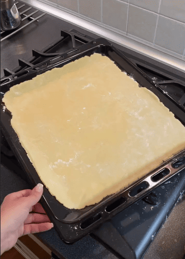 Цей пляцок покорив мене з першого шматочка! Пляцок "Маренго" з медовими коржами, хрустким безе і смачним карамельним кремом!