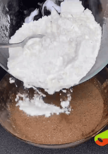 Смак дитинства! Ви маєте його приготувати! Це дуже смачний шоколадний пляцок з безе і ніжним кремом