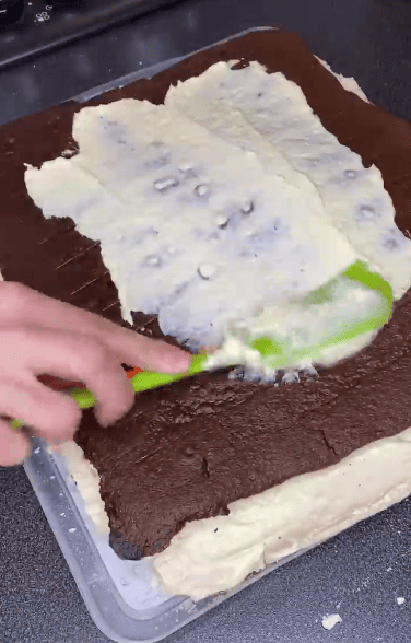 Смак дитинства! Ви маєте його приготувати! Це дуже смачний шоколадний пляцок з безе і ніжним кремом