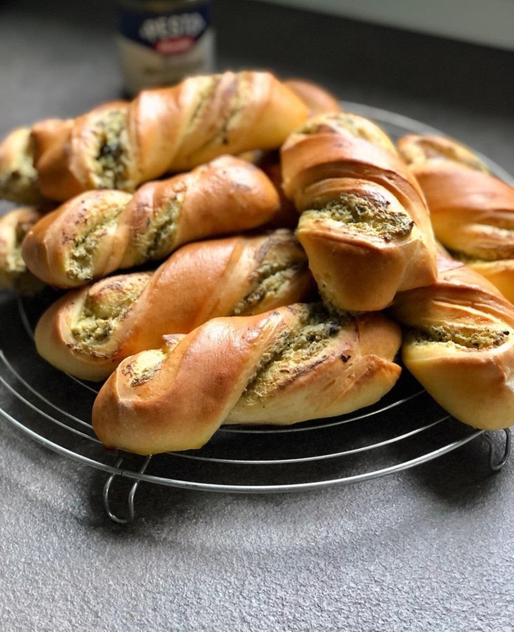 Діти просять пекти їх щодня! Не солодкі булочки-завитки із начинкою - дуже смачна і ніжна випічка