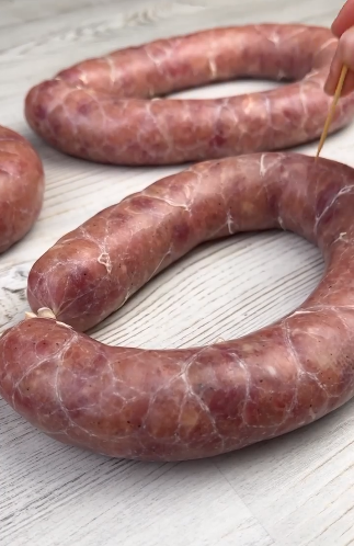 Смачні та соковиті домашні ковбаски - ділюсь рецептом, як просто і легко приготувати їх вдома!