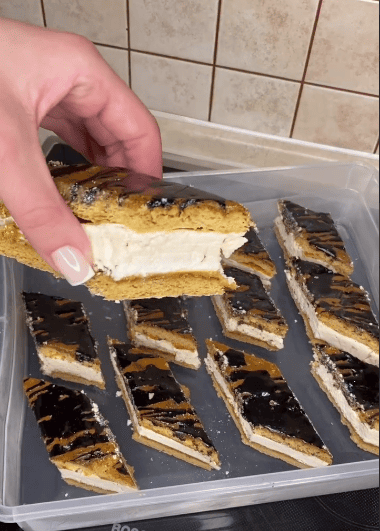 Цей пляцок покорив мене з першого шматочка! Пляцок "Маренго" з медовими коржами, хрустким безе і смачним карамельним кремом!