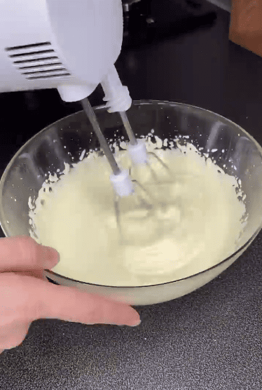 Смак дитинства! Ви маєте його приготувати! Це дуже смачний шоколадний пляцок з безе і ніжним кремом