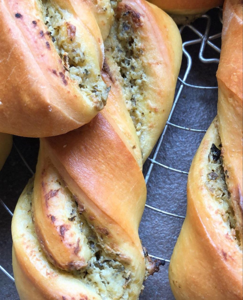 Діти просять пекти їх щодня! Не солодкі булочки-завитки із начинкою - дуже смачна і ніжна випічка