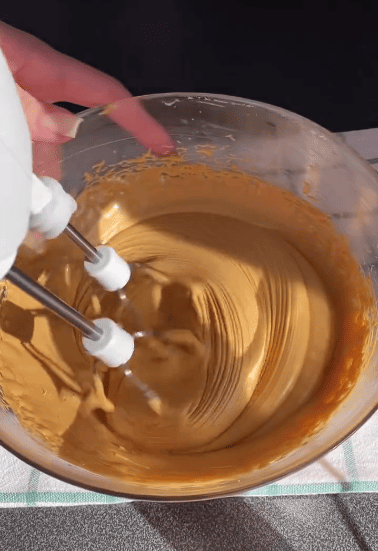 Цей пляцок покорив мене з першого шматочка! Пляцок "Маренго" з медовими коржами, хрустким безе і смачним карамельним кремом!