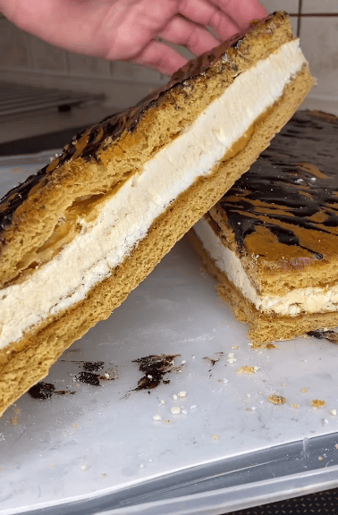 Цей пляцок покорив мене з першого шматочка! Пляцок "Маренго" з медовими коржами, хрустким безе і смачним карамельним кремом!