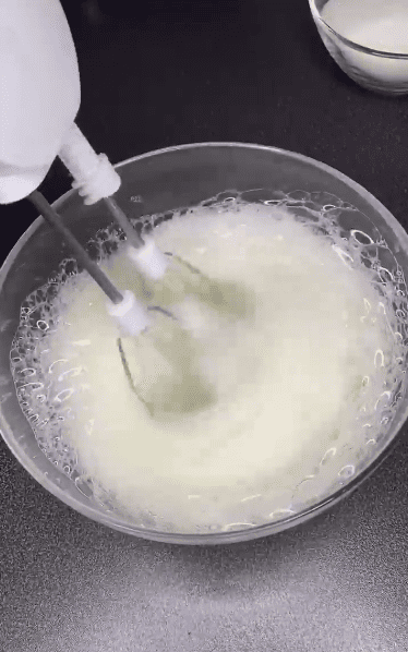 Смак дитинства! Ви маєте його приготувати! Це дуже смачний шоколадний пляцок з безе і ніжним кремом