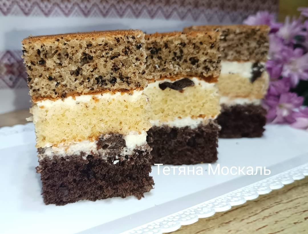Чудовий пляцок з 3 видами бісквіта, сметанним кремом і чорносливом - готуємо за рецептом української господині